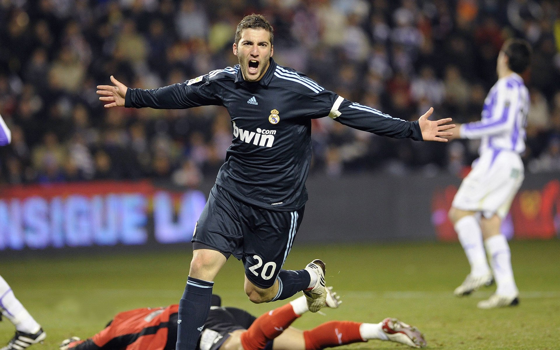 Ming重返赛场，反败为胜首场状态出色，拜仁观众沸腾！观众掌声雷动