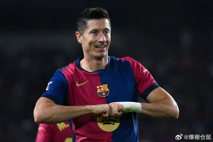 莱万多夫斯基爆冷击败巴塞罗那，关键助攻引爆全场！的简单介绍